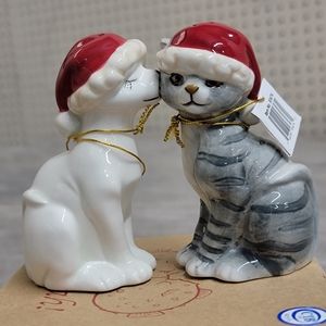 Holiday Christmas Decor Kitty Cat & Dog Salt & Pepper Shakers Magnetic Kiss Gift